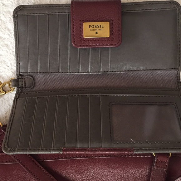 Host Pick Fossil Crossbody & Wallet - Picture 6 of 8